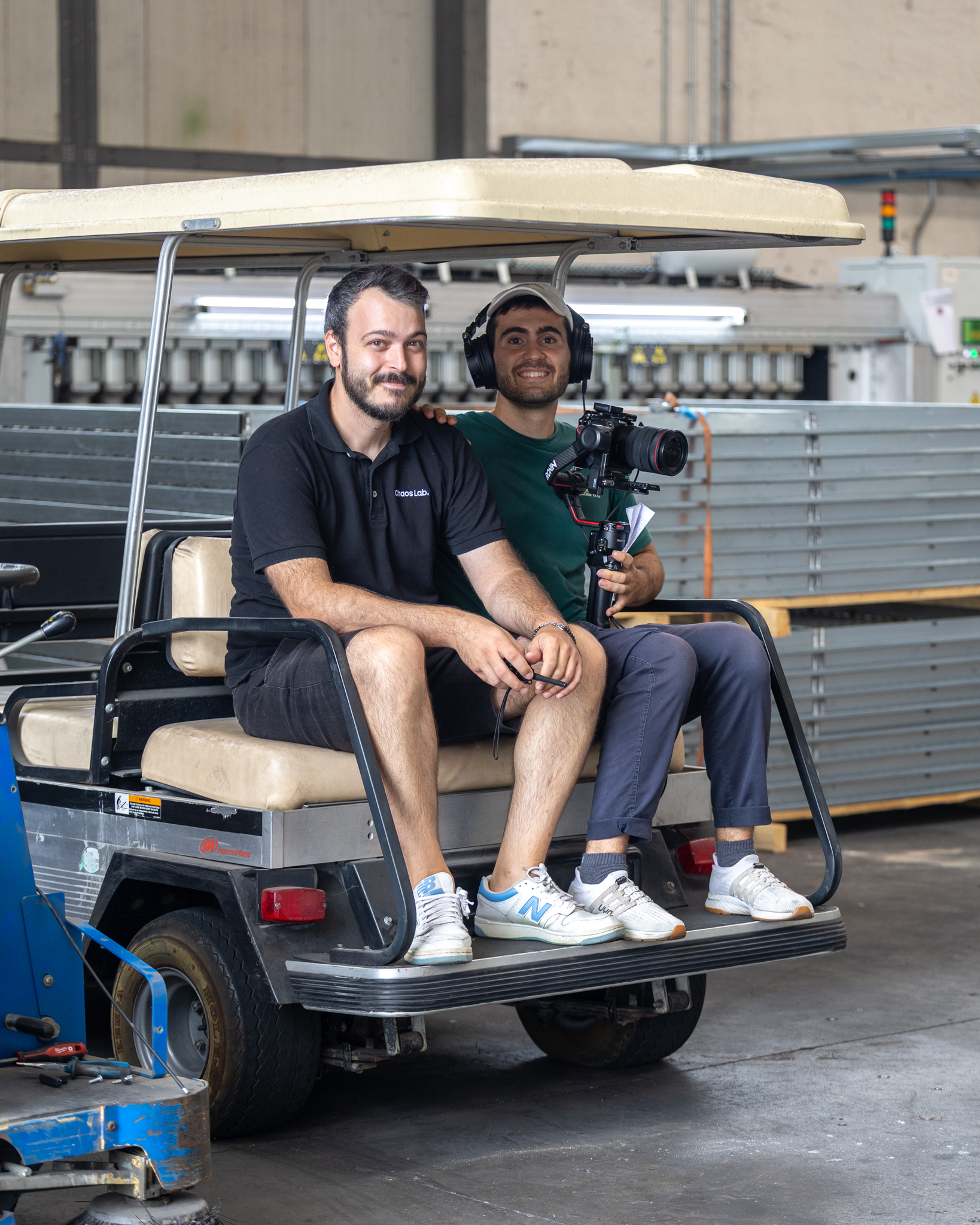 Dal padel al racconto visivo: il progetto video per la campagna di crowdfunding Italian Padel 1 La troupe ChaosLab durante le riprese video in azienda per il manifesto di Italian Padel.