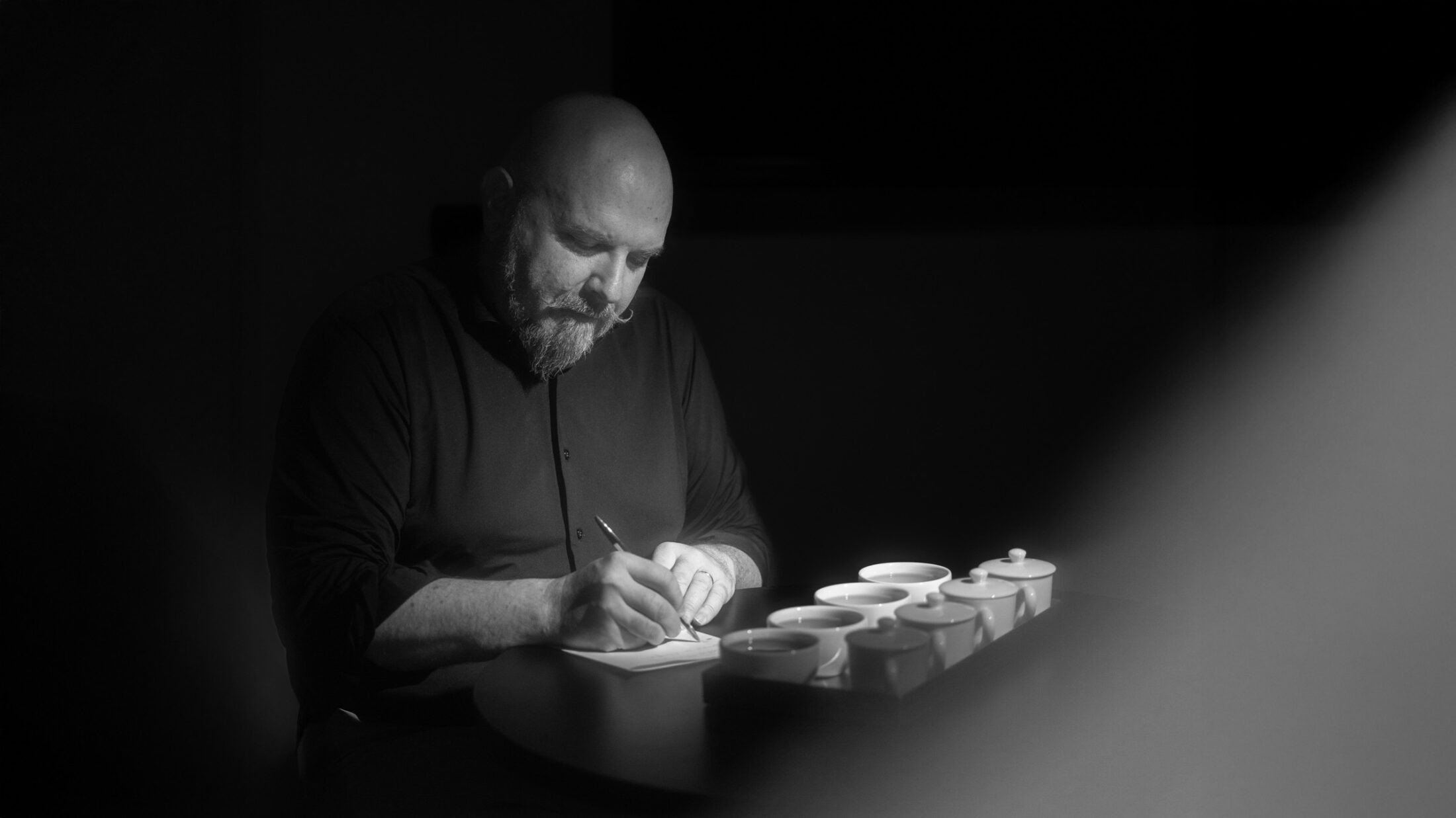 Albino Ferri - Tea Master e CEO di Ferri dal 1905 al lavoro mentre crea miscele personalizzate di tè e tisane.