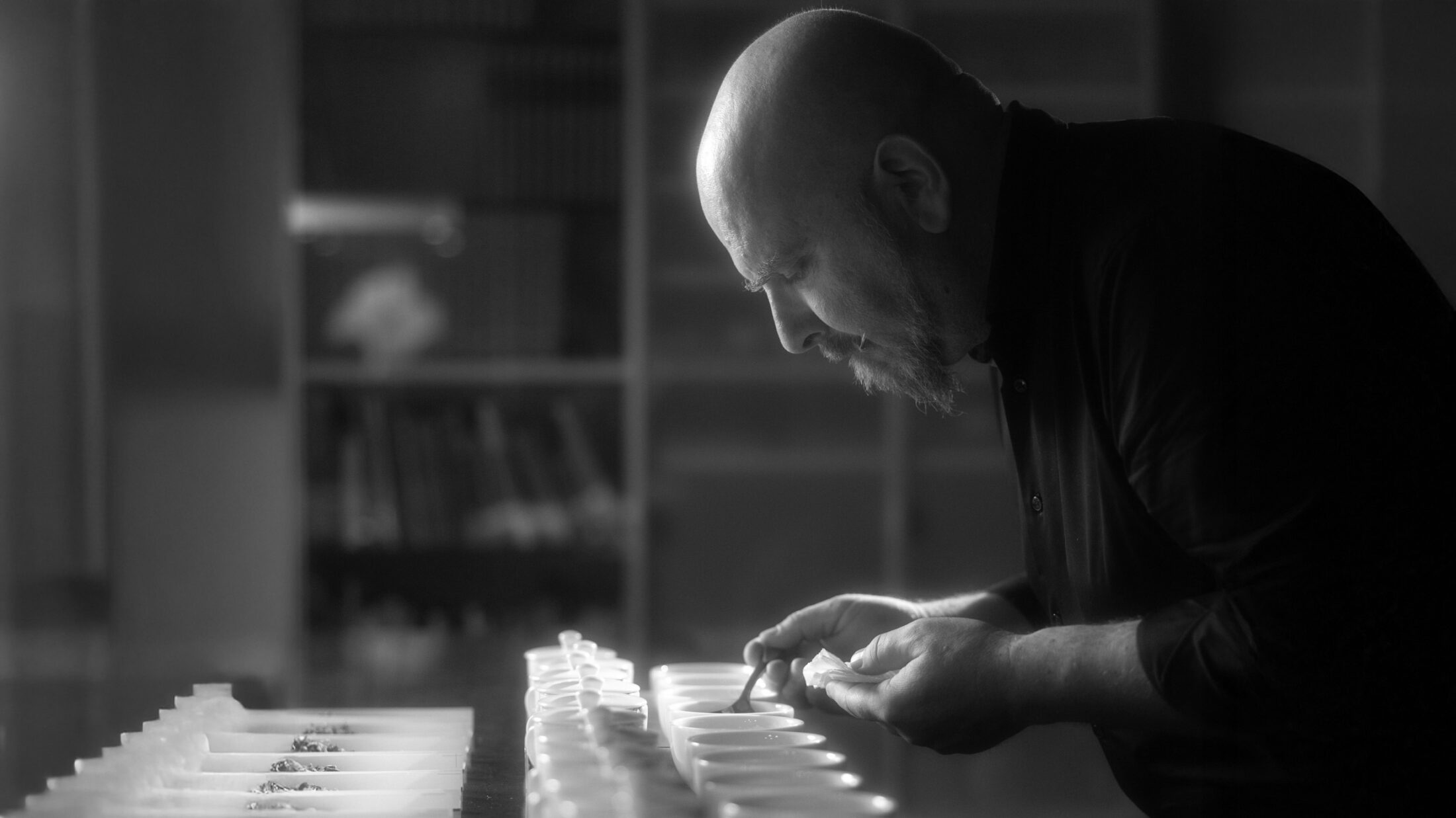 Albino Ferri - Tea Master e CEO di Ferri dal 1905 al lavoro mentre crea miscele personalizzate di tè e tisane.