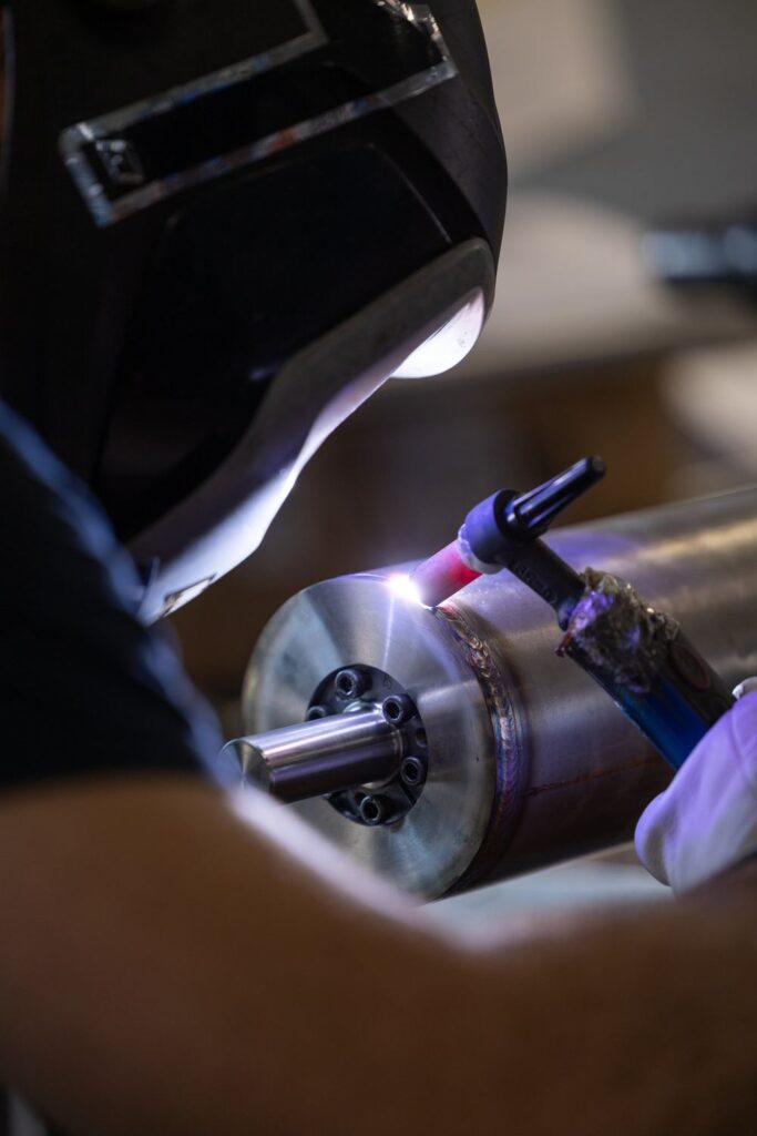 Saldatura TIG di un componente in acciaio nel reparto produzione EL.MEC