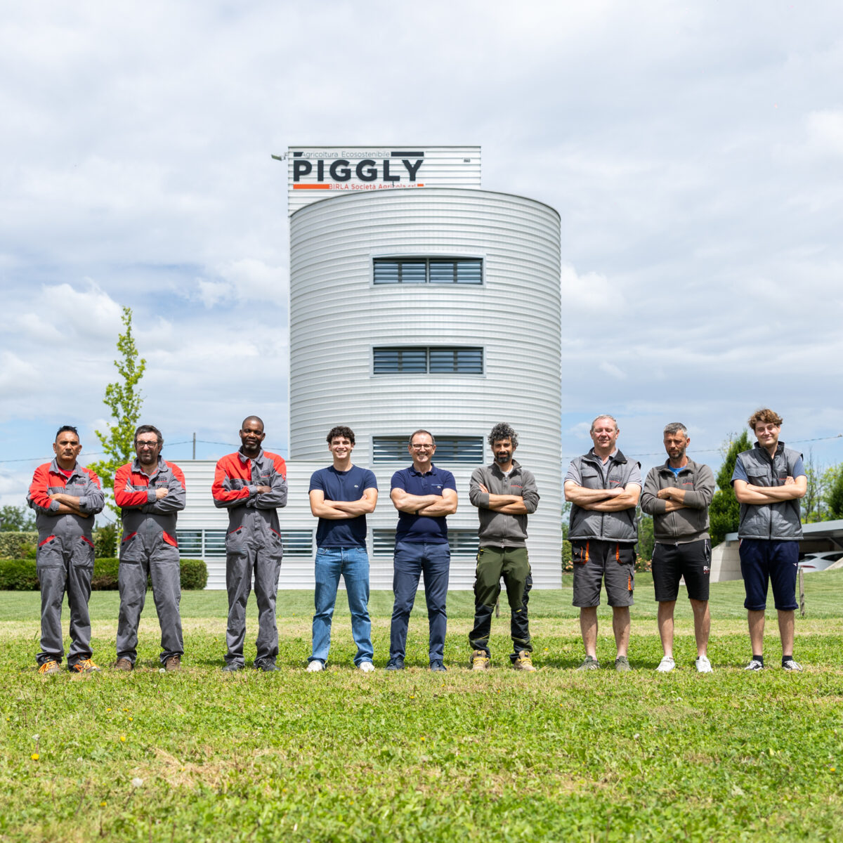 PIGGLY 2 foto di gruppo del team di Piggly scattata da Chaoslab
