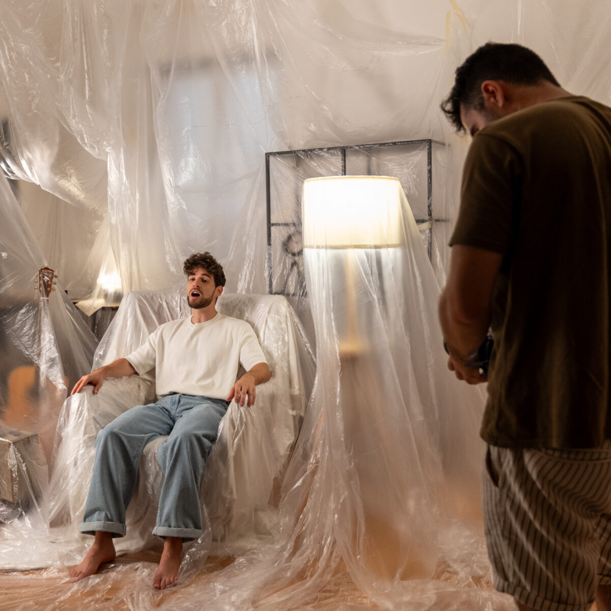 Matteo Faustini sul set del videoclip Amore o Abitudine, ChaosLab