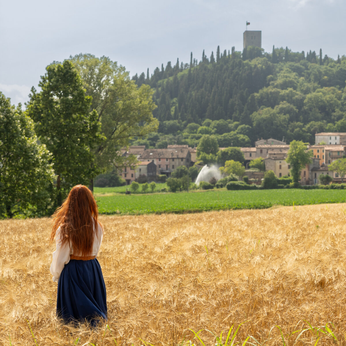 Partenariato 1 ragazza in un campo di grano, Solferino, scatto di Chaoslab
